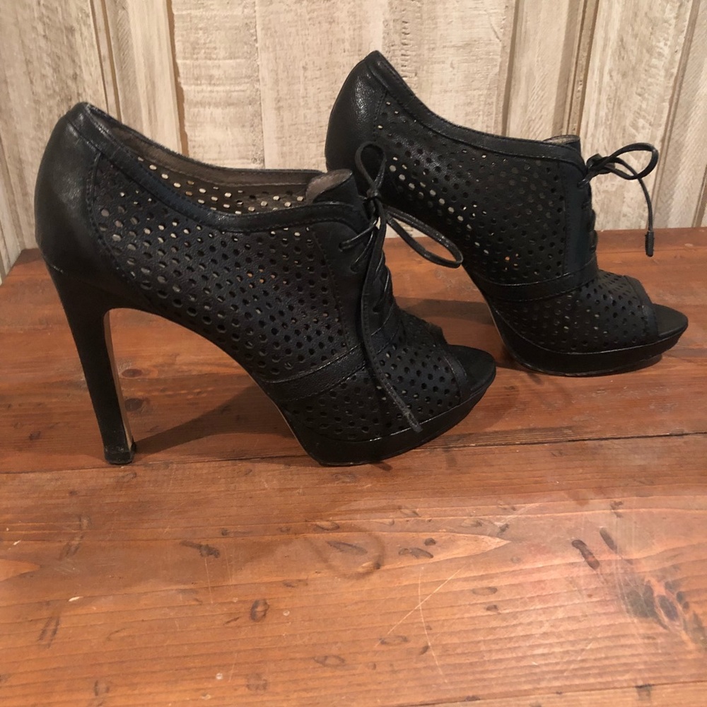Size 7 Vince Camuto lace up